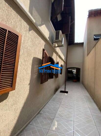 Sobrado à venda com 5 quartos, 240m² - Foto 2