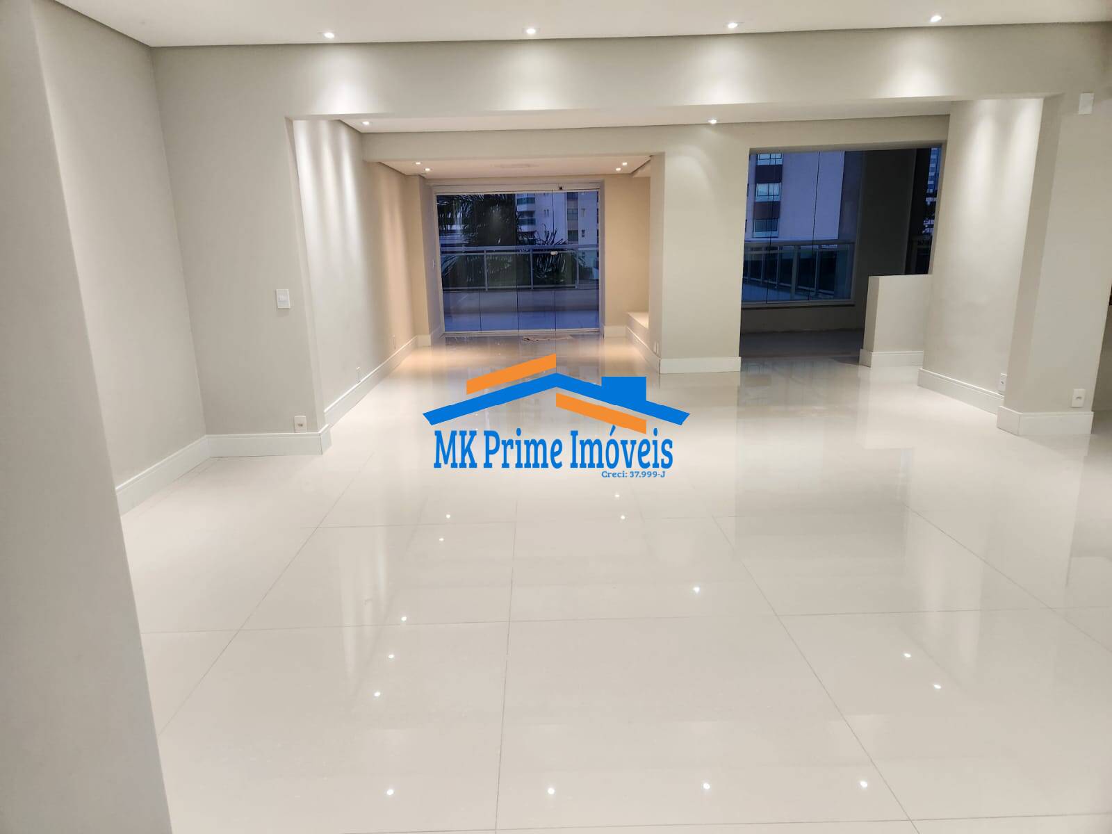 Apartamento à venda com 4 quartos, 255m² - Foto 1